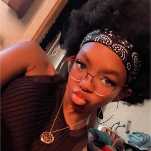 Meet your Posher, Alexis